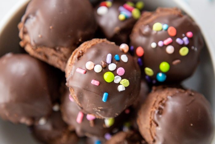 Bolitas de Brownie sin Horno: un postre rápido y adictivo 8 Anímate a preparar estas bolitas de brownie y compartir la dulzura