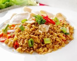 Arroz frito con pollo agridulce en solo 30 minutos