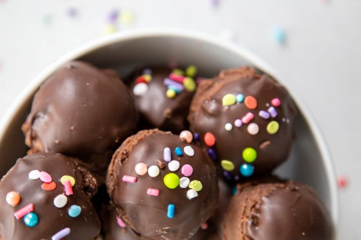 Bolitas de Brownie sin Horno un postre rápido y adictivo