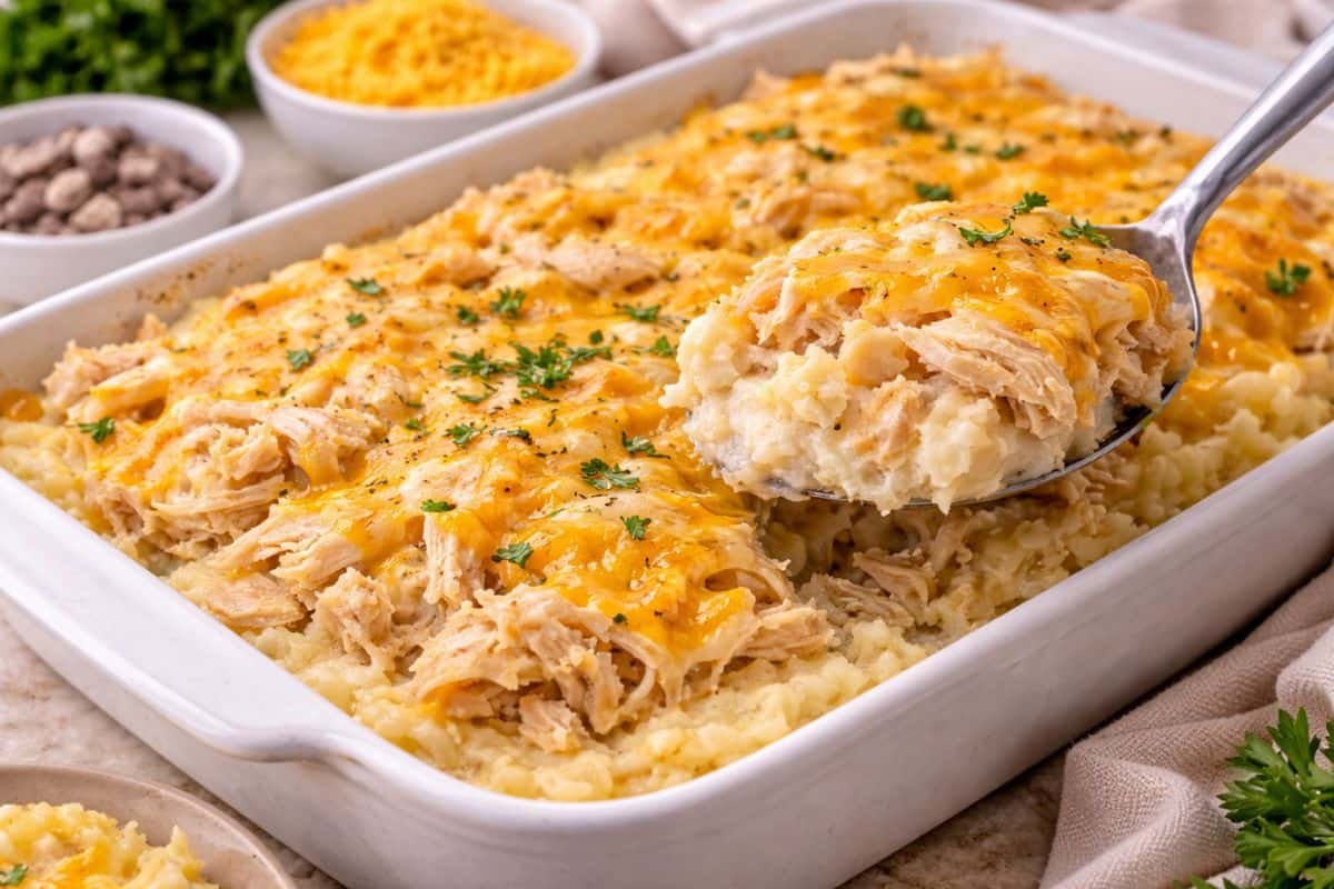 Cazuela cremosa de pollo sobre puré de papas