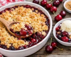 Cobbler de cerezas casero con cobertura crujiente