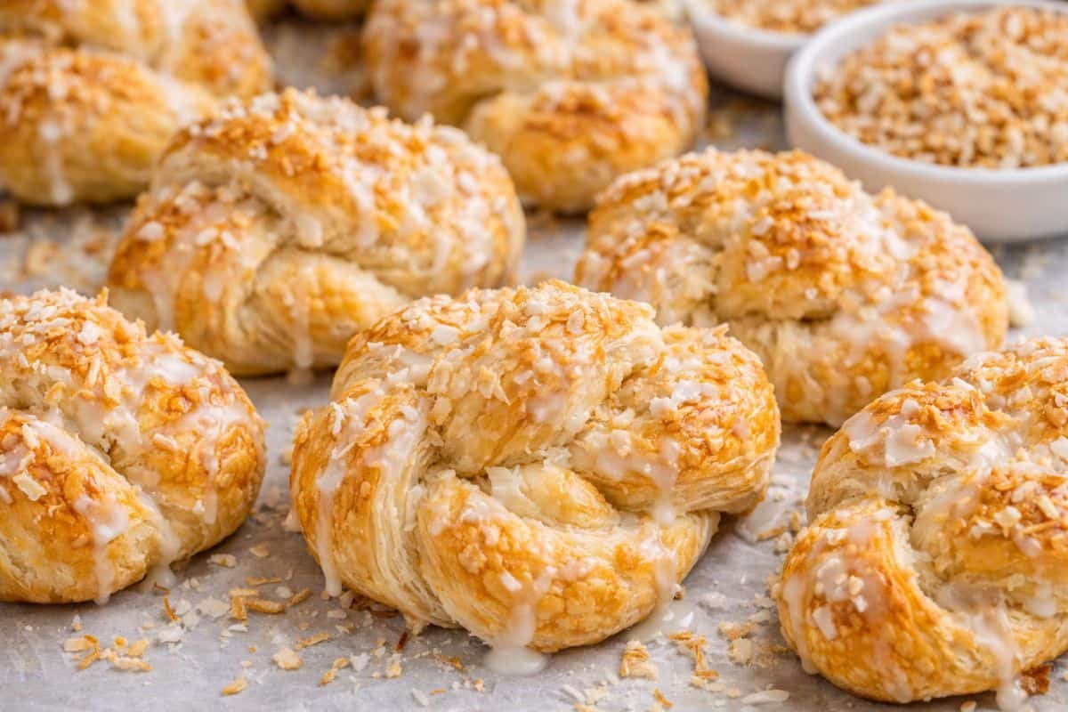 Coco Knots con glaseado suave y coco rallado