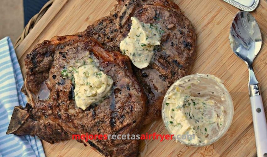 Bistec de Res con Mantequilla de Ajo y Perejil en la Freidora de Aire 2 Cómo preparar Bistec de Res con Mantequilla de Ajo y Perejil en la Freidora de Aire
