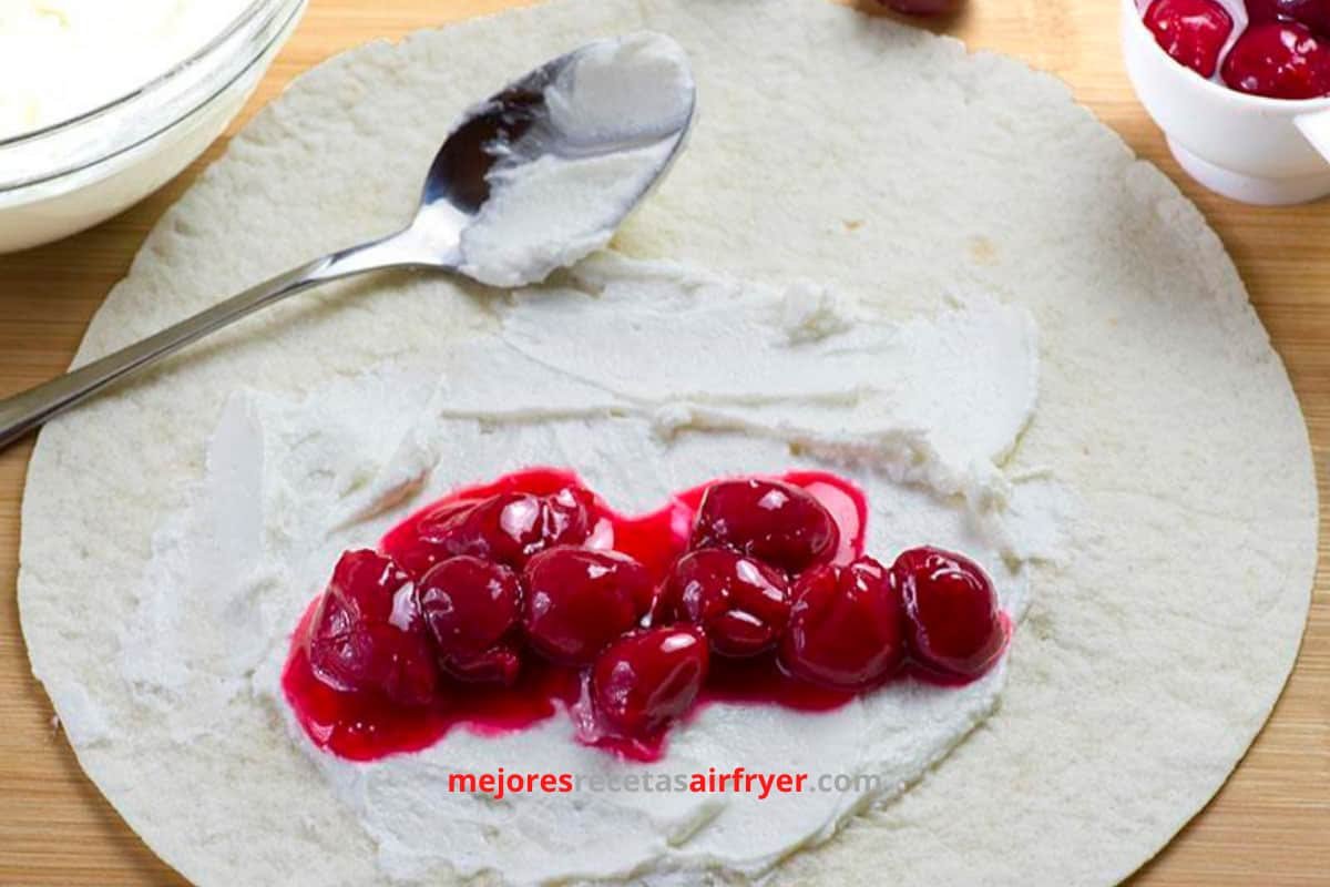 Chimichangas de Queso Crema y Cereza en la Freidora de Aire 2 Cómo preparar Chimichangas de Queso Crema y Cereza en la Freidora de Aire