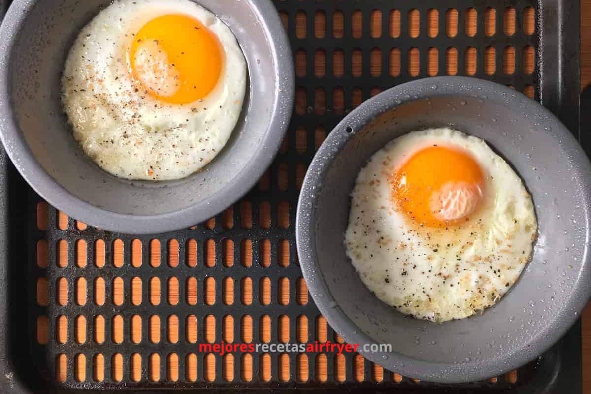Cómo hacer Huevos Fritos en la Freidora de Aire 3 Cómo preparar Huevos Fritos en la Freidora de Aire-1