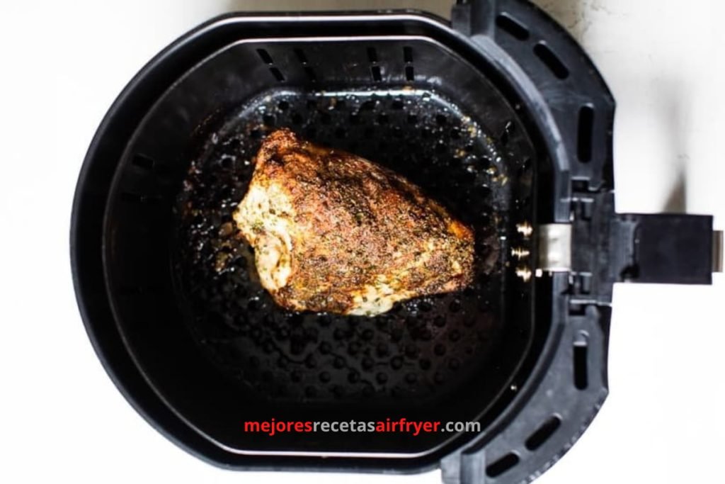 Pechuga de Pollo con Hierbas y Suero de Leche en Air Fryer 2 Cómo preparar Pechuga de Pollo con Hierbas y Suero de Leche en la Freidora de Aire-1