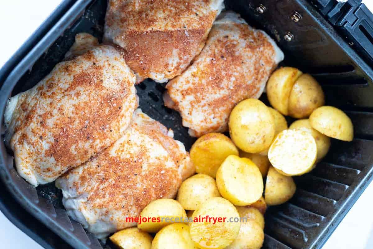 Muslos de Pollo con Papas Criollas en la Freidora de Aire 2 Cómo preparar Pollo con Papas Criollas en la Freidora de Aire-2