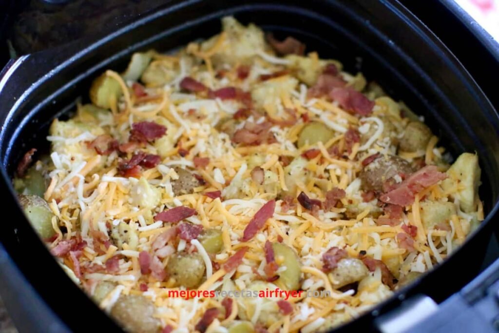 Pollo con Papas Cubiertos de Queso y Tocino en la Air Fryer 2 Cómo preparar Pollo con Papas Cubiertos de Queso y Tocino en la Freidora de Aire
