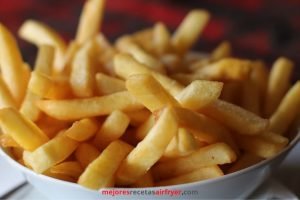 Cómo recalentar papas fritas y otros alimentos en su freidora de aire