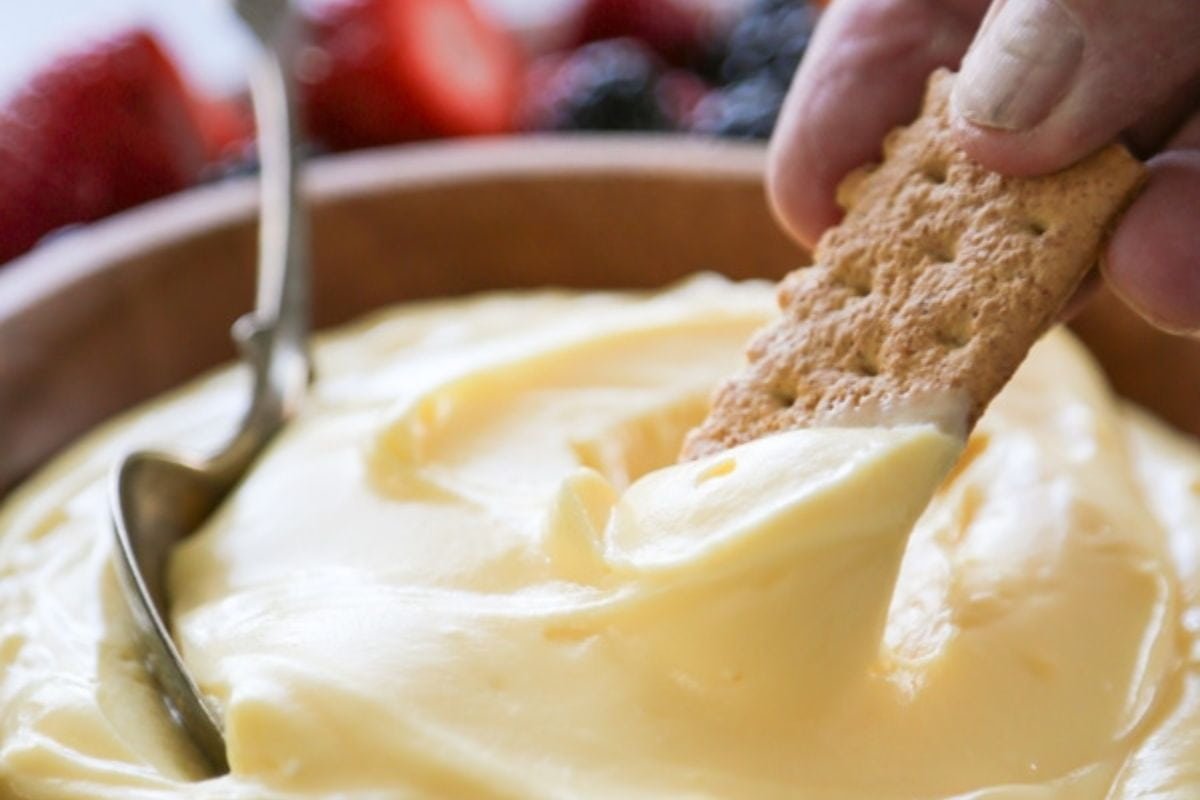 Dip de frutas con crema agria fácil y rápido