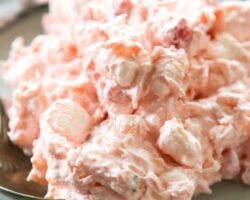 Ensalada de fresas esponjosa estilo retro