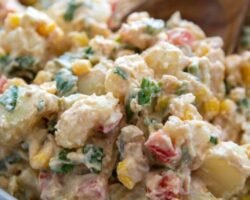 Ensalada de papa cremosa con maíz y especias