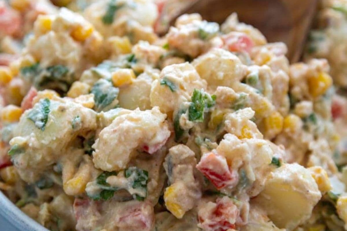 Ensalada de papa cremosa con maíz y especias