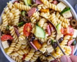 Ensalada de pasta casera rápida, colorida y sabrosa