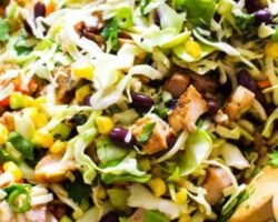 Ensalada de pollo con aderezo de cilantro y limón