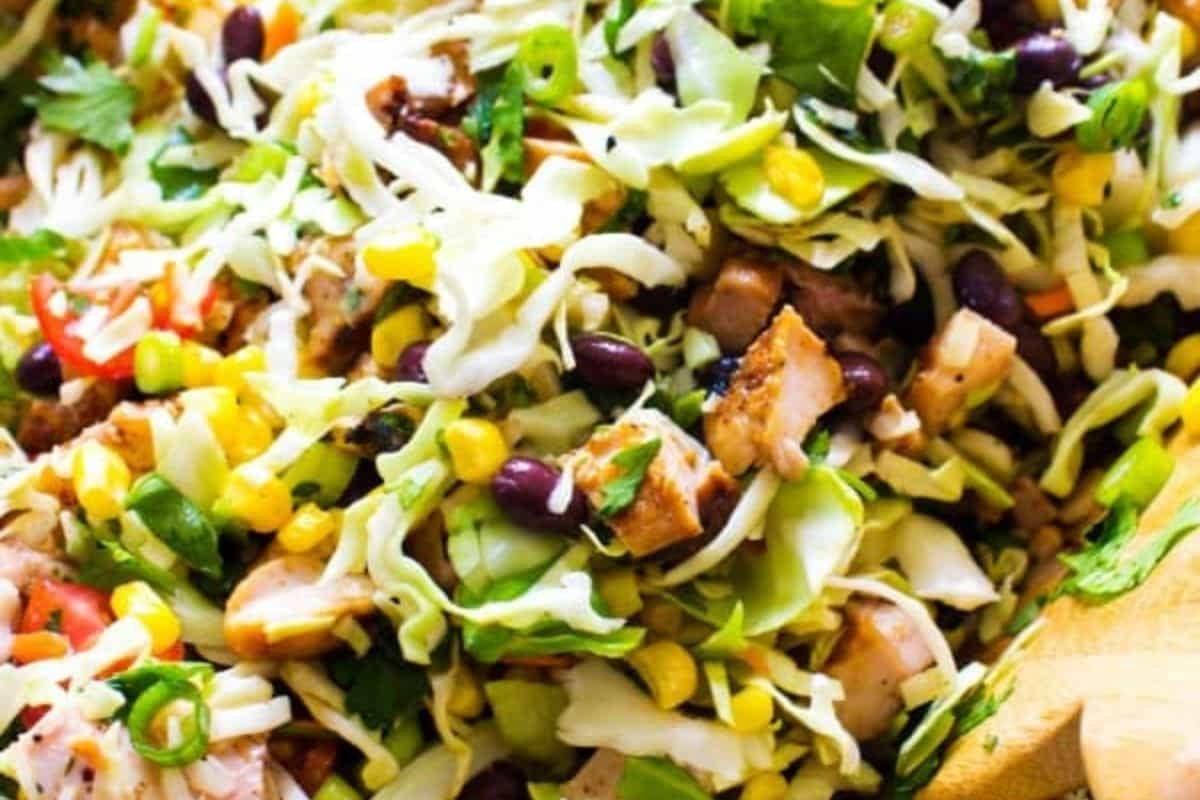 Ensalada de pollo con aderezo de cilantro y limón