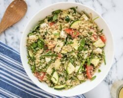 Ensalada italiana de quinoa con vinagreta de limón y ajo