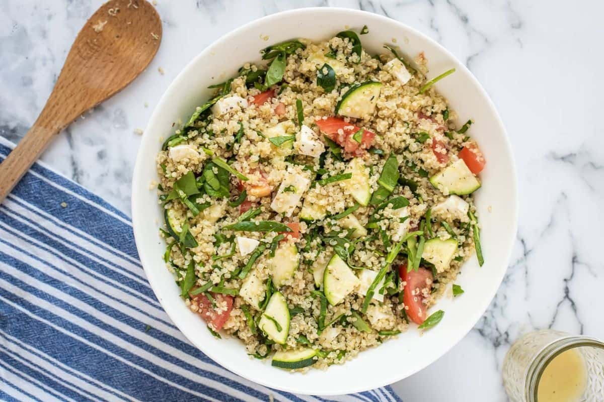 Ensalada italiana de quinoa con vinagreta de limón y ajo