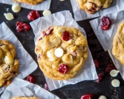 Galletas con chocolate blanco y arándanos fáciles y masticables