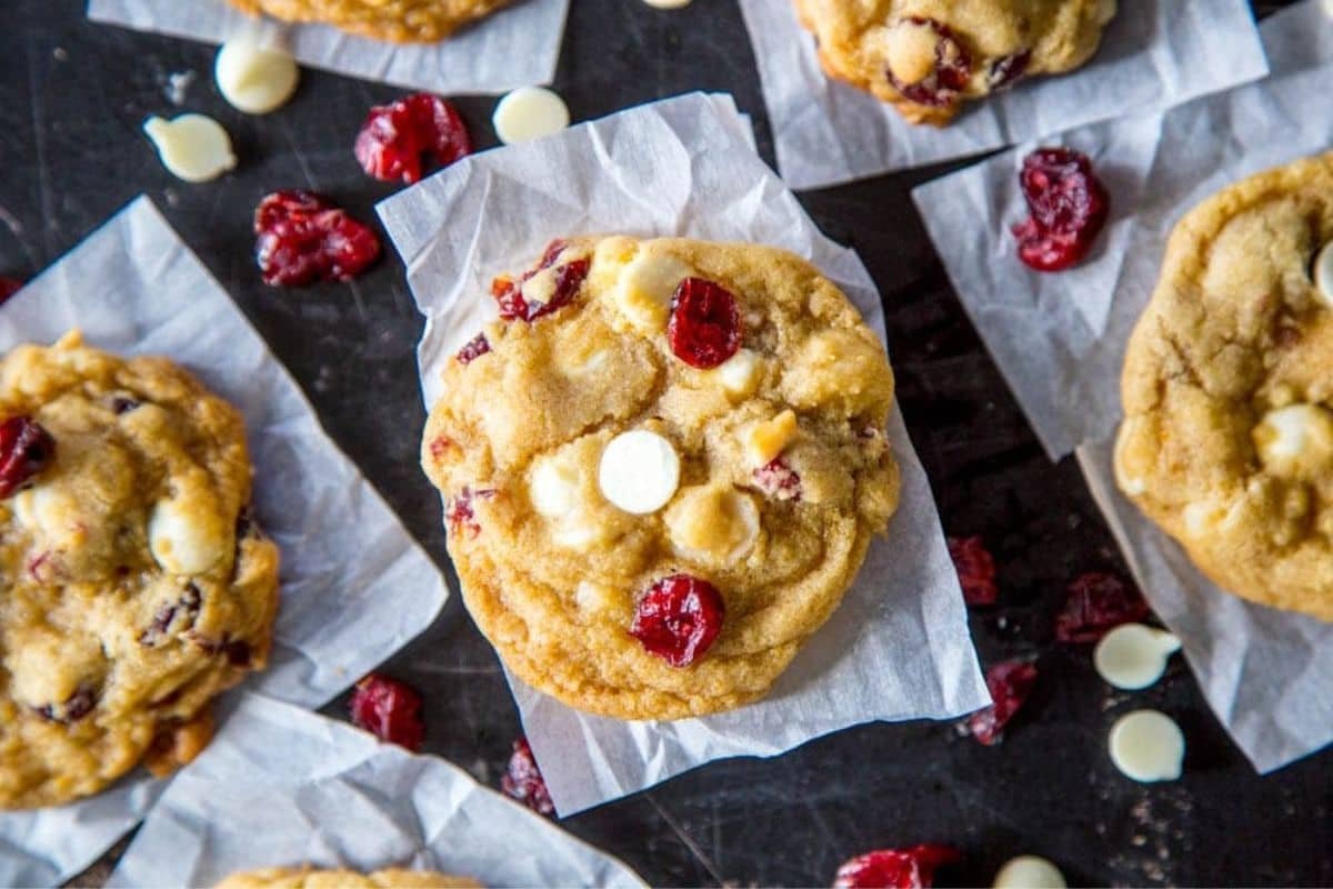 Galletas con chocolate blanco y arándanos fáciles y masticables
