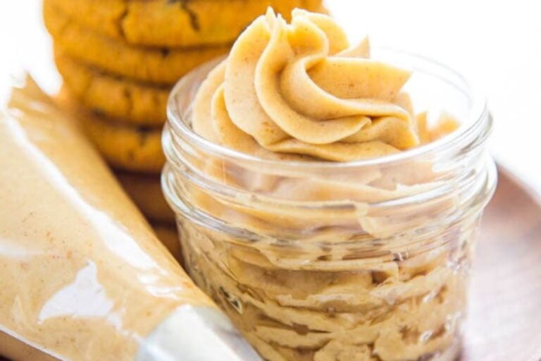 Glaseado casero de crema de mantequilla con especias de calabaza