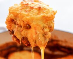 Pastel de galletas con queso y chile al horno