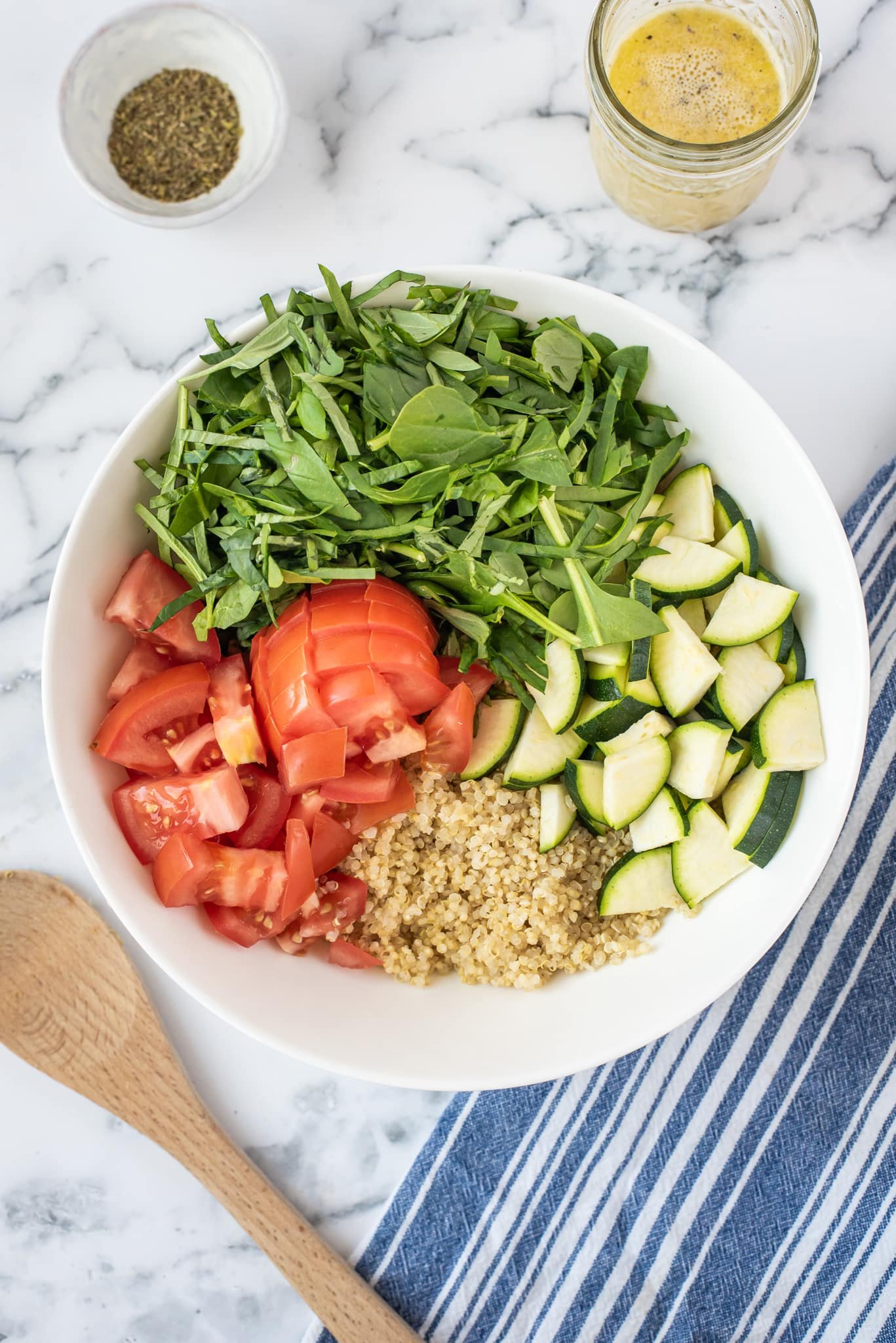 Preparación paso a paso de la ensalada italiana de quinoa2