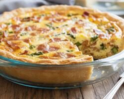 Quiche de espárragos y tocino casera, cremosa y llena de sabor