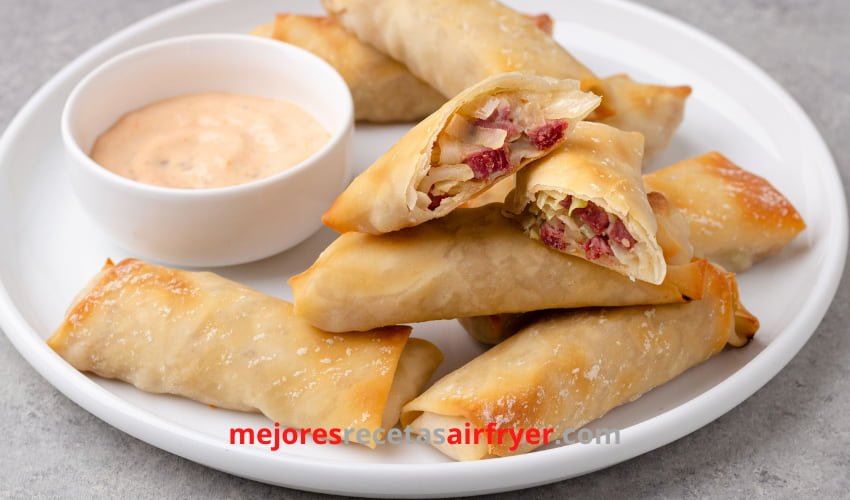 Rollitos de Huevo con Queso y Salchicha en la Freidora de Aire 2 Rollitos de Huevo con Queso y Salchicha en air fryer
