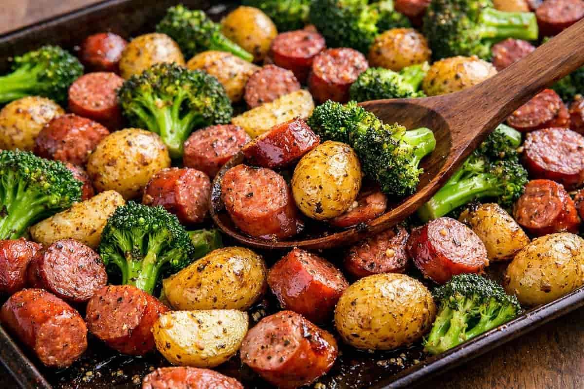 Salchipapa al horno casera y fácil para toda la familia