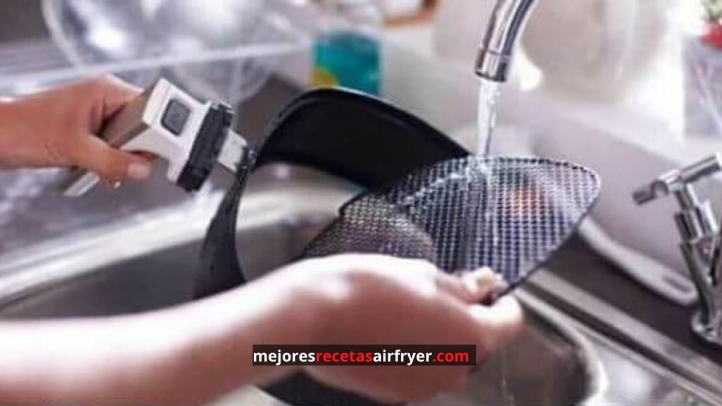 ¡Ten cuidado! ¿Cómo limpiar una freidora de aire? 3 lavar una airfryer