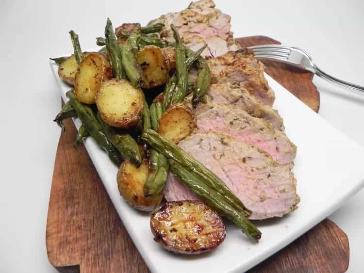 Solomillo de cerdo con costra de mostaza, judías verdes y patatas1