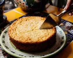 Torta de maíz gratinada al horno, suave y cremosa