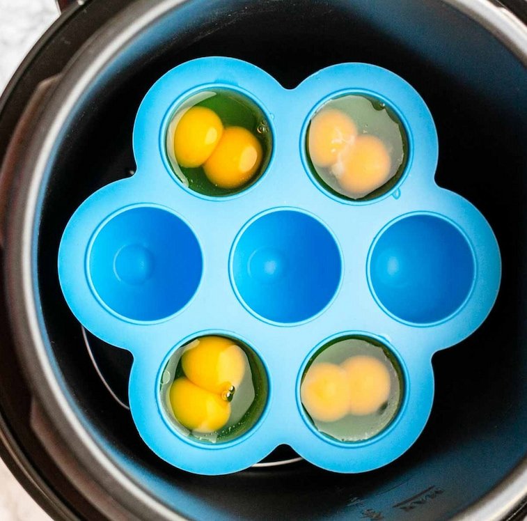 cocinar huevos poché usando es usando un molde